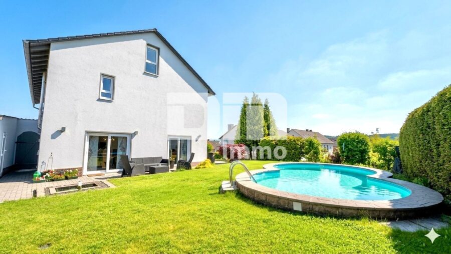 Sanierter Zweigenerationen-Traum mit Pooloase und autarker Zukunftsvorsorge - Angelegter Gartenbereich / Pool